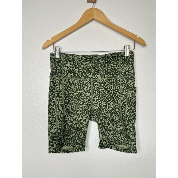 Athleta Ultimate Stash II 7" Green Printed Short Size Medium Athletic Workout - Picture 1 of 4